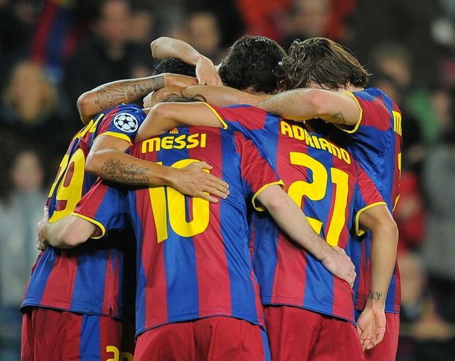 新闻背景：英超第17轮，阿斯顿维拉2-1击败曼联，豪取各项赛事10连胜。（英超第17轮维拉2-1力克曼联，各项赛事豪取十连胜）